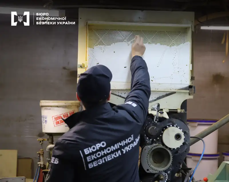 На Київщині замість свиноферми працював підпільний завод із виготовлення сигарет
