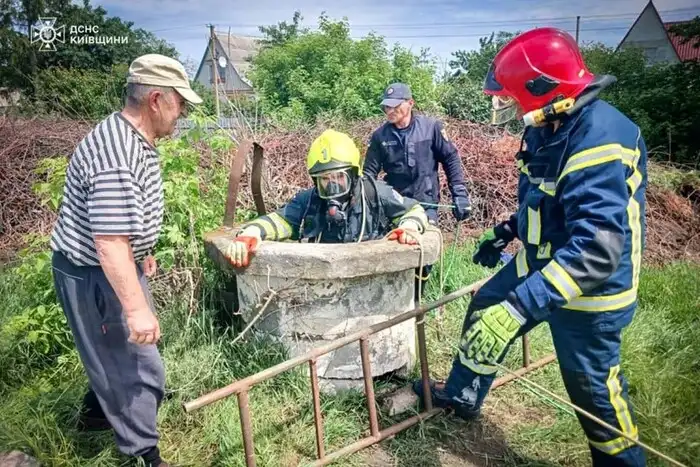 На Київщині рятувальники витягли з криниці маленьке козеня
