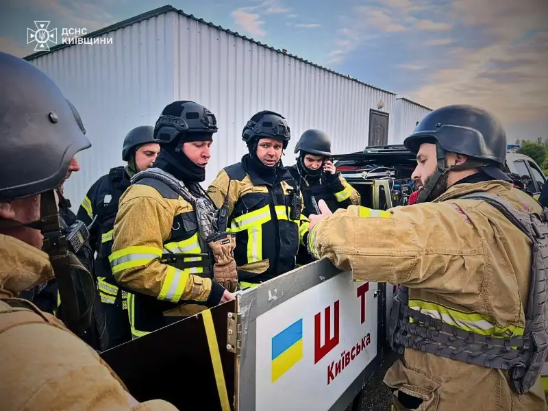Масштабна атака дронів на Київщині: рятувальники показали фото зруйнованих будівель