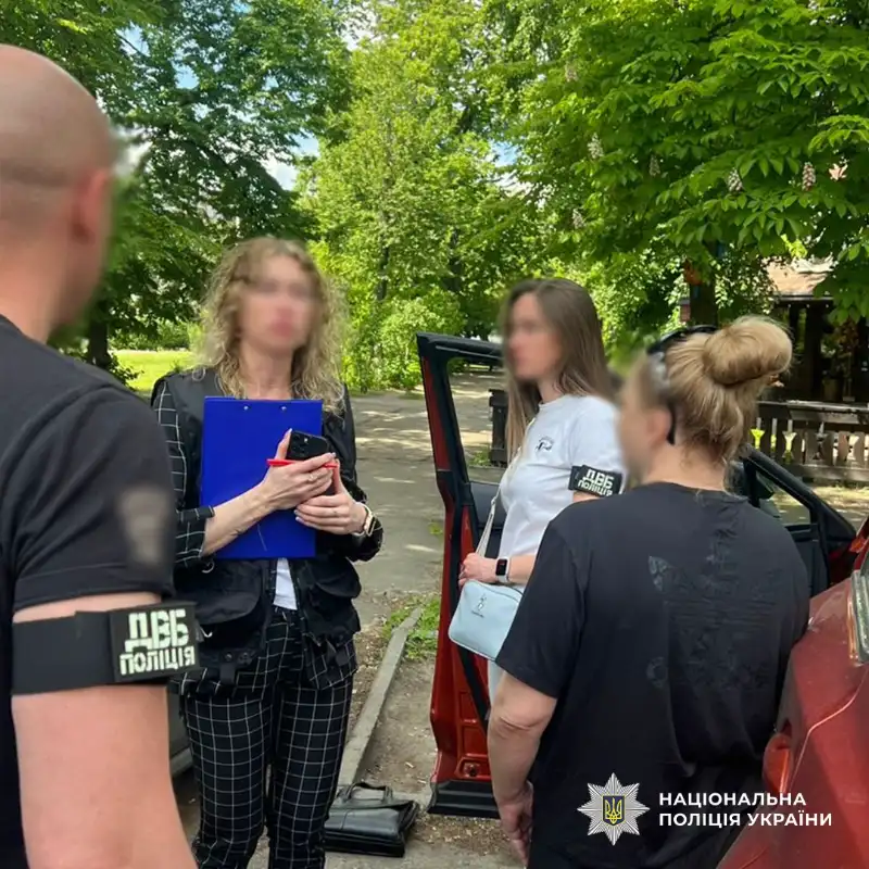 Схема уникнення мобілізації: у Києві затримано жінку, яка пропонувала зняти з розшуку ТЦК за $4 тисячі