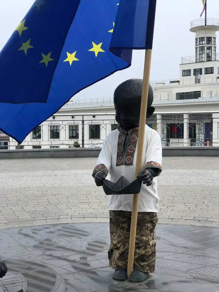 Маленькі засновники Києва “вбрались у Європу”: скульптури на Поштовій площі символічно відзначили День Європи