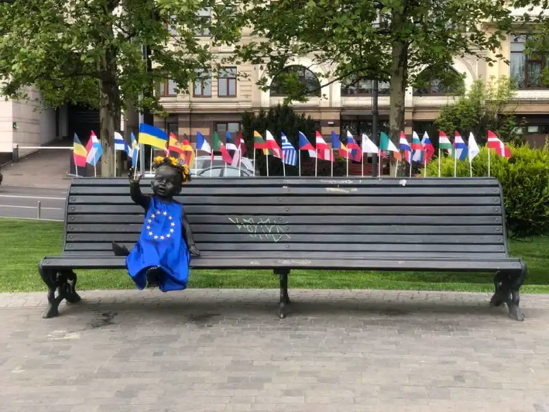 Маленькі засновники Києва “вбрались у Європу”: скульптури на Поштовій площі символічно відзначили День Європи