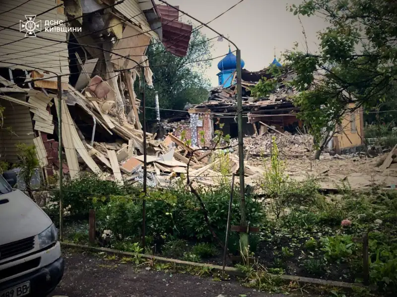 Масштабна атака дронів на Київщині: рятувальники показали фото зруйнованих будівель