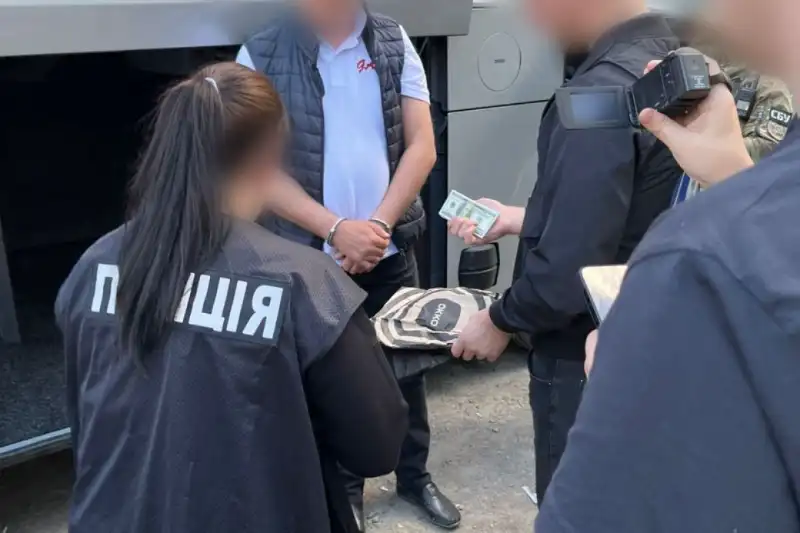 Від $8 тис. за схованку: на Одещині затримали водіїв, які ховали ухилянтів у технічному відсіку автобуса