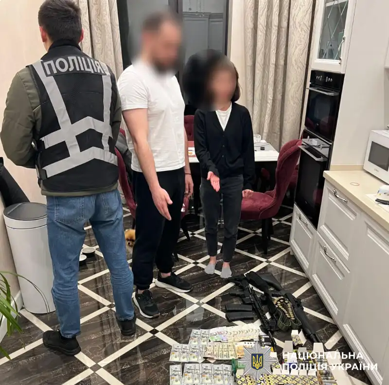 У Києві викрили мережу збуту «вейпів» з канабісом та схованку зі зброєю: троє підозрюваних