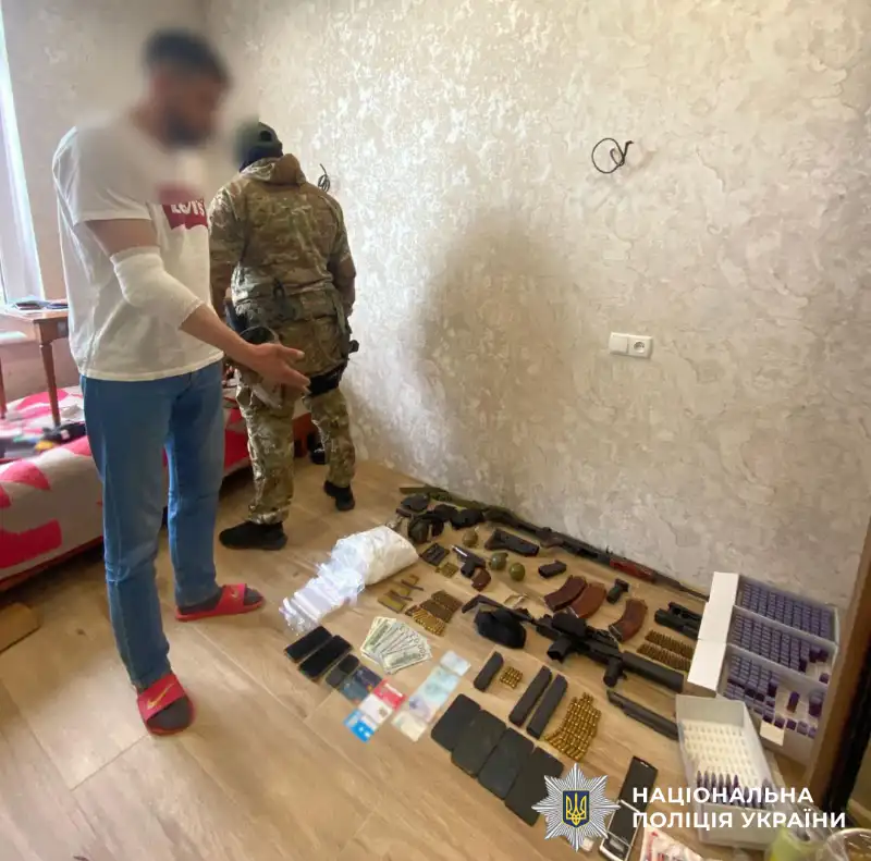 У Києві викрили мережу збуту «вейпів» з канабісом та схованку зі зброєю: троє підозрюваних
