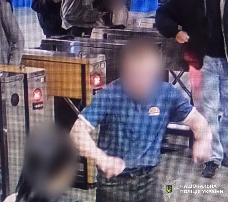У Києві молодика підозрюють у хуліганстві через розбите скло в метро